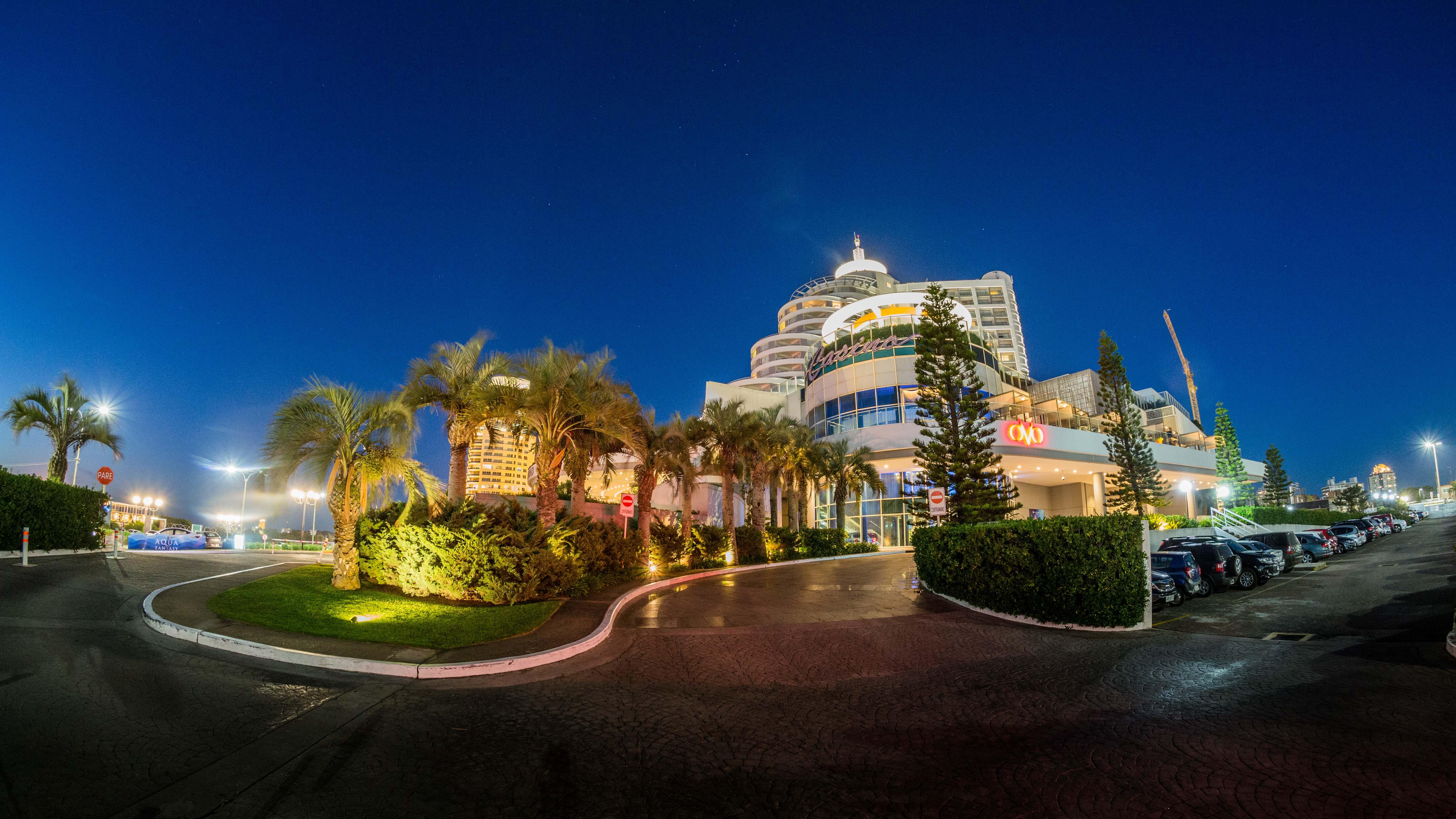 Enjoy Punta Del Este Ngoại thất bức ảnh The Royal at Night