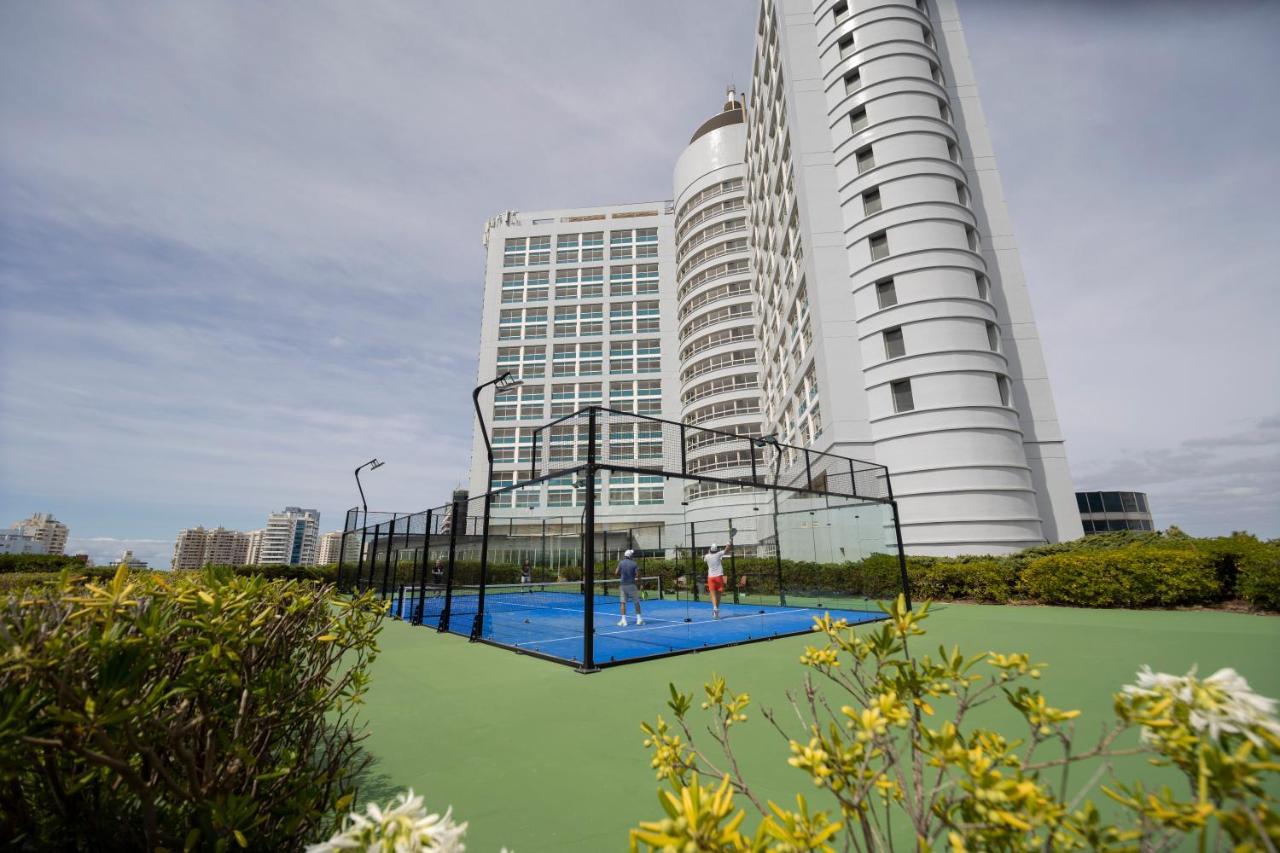 Enjoy Punta Del Este Ngoại thất bức ảnh Tennis courts at the hotel