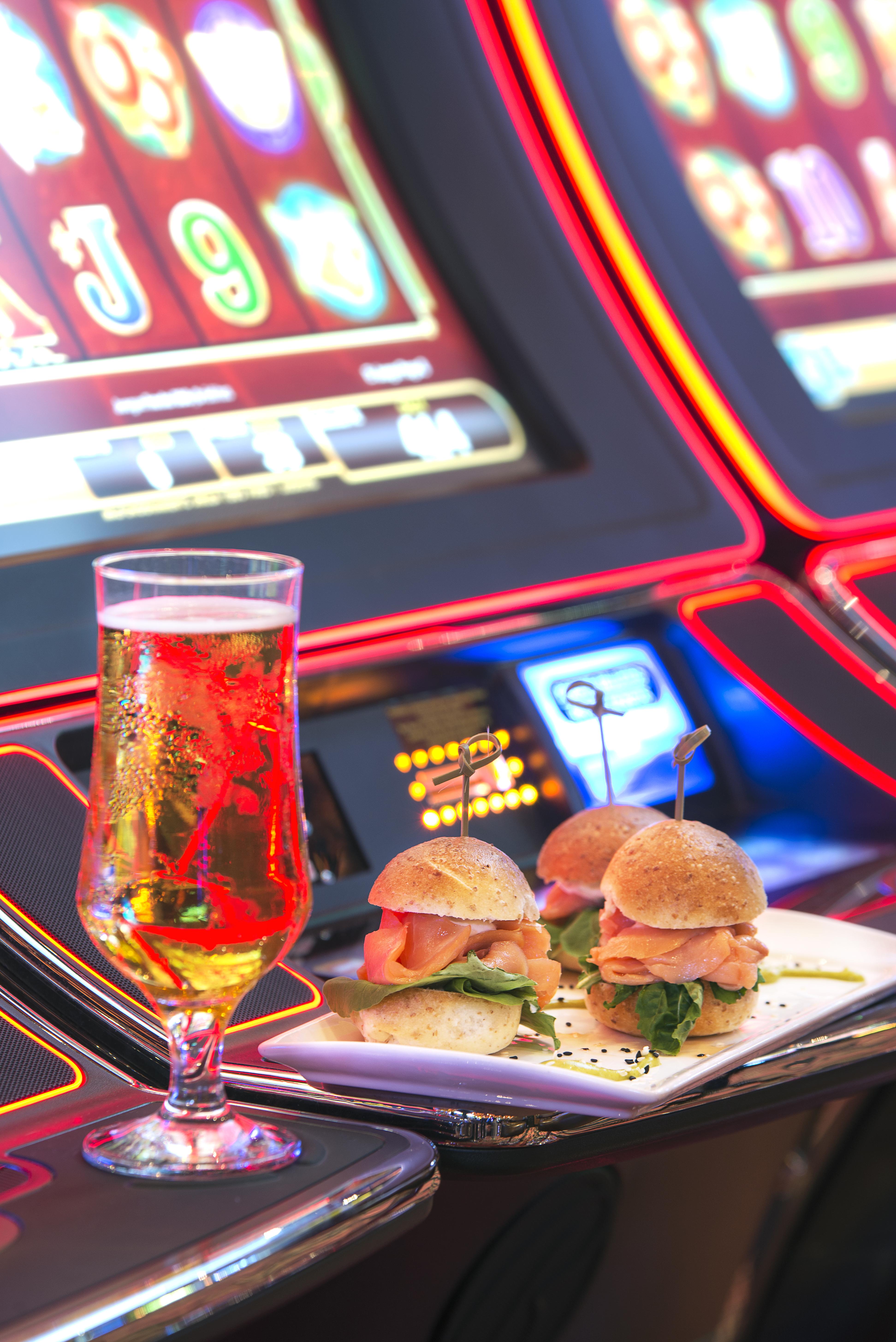 Enjoy Punta Del Este Ngoại thất bức ảnh A cocktail and a slot machine