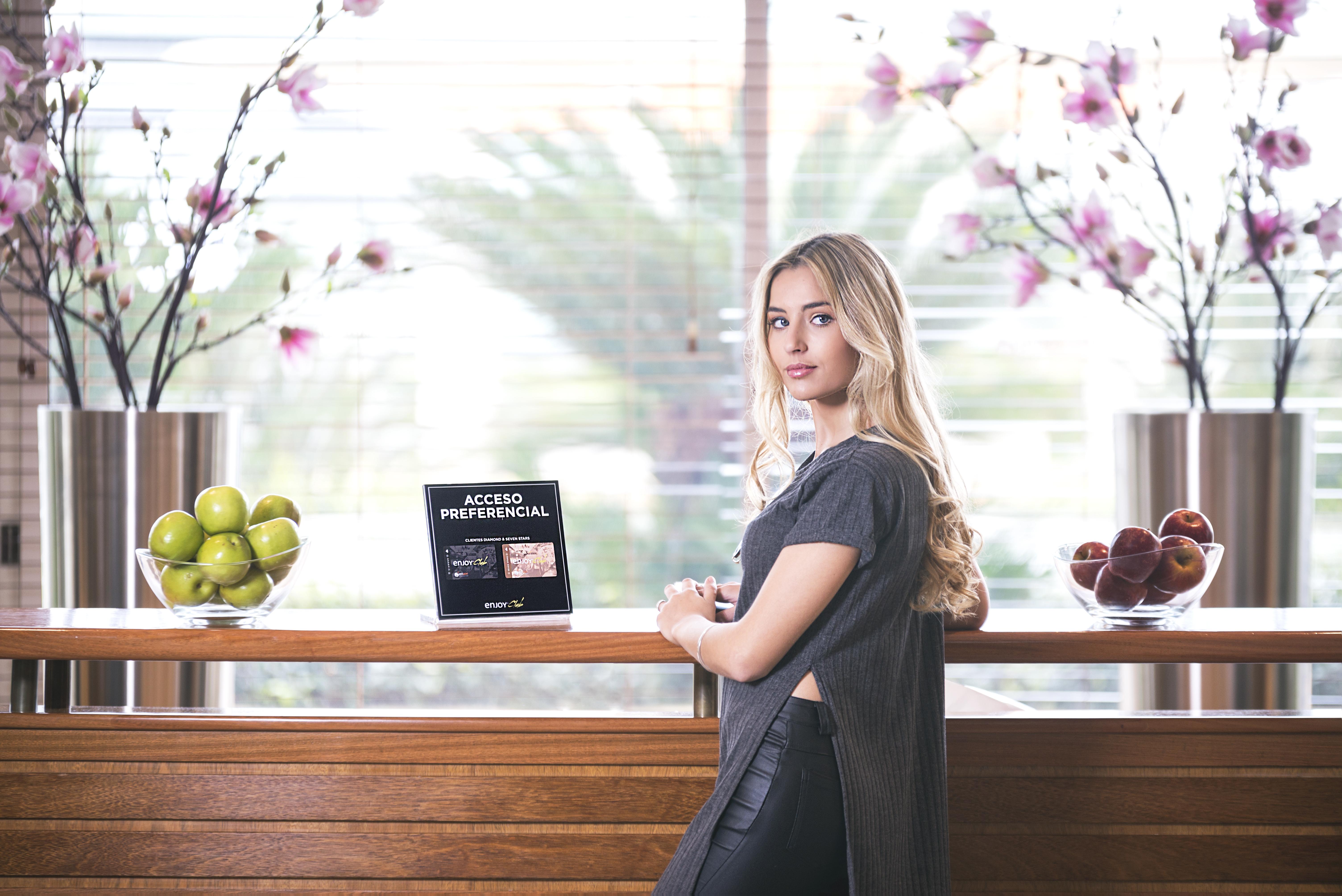 Enjoy Punta Del Este Ngoại thất bức ảnh A receptionist at a dental practice